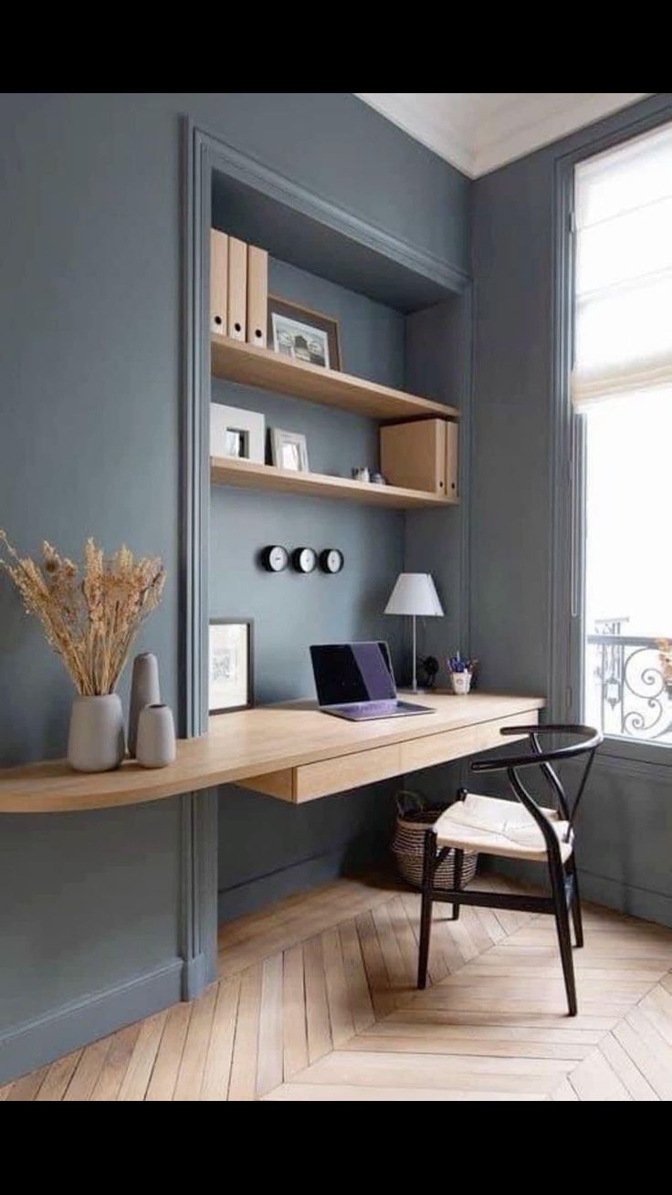 Espace bureau gris bleu réchauffé par du bois blond
